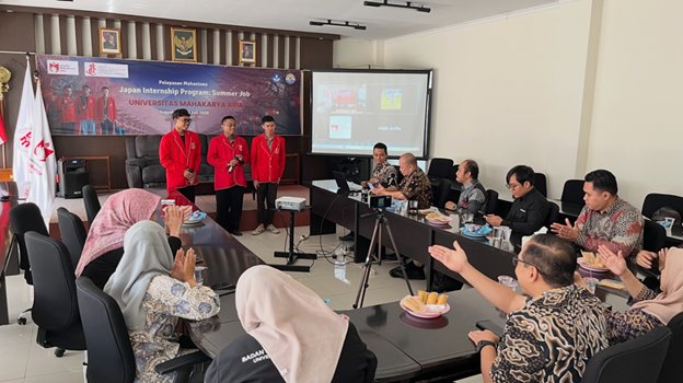Foto bersama mahasiswa dan pejabat UNMAHA pada acara pelepasan Japan Internship Program